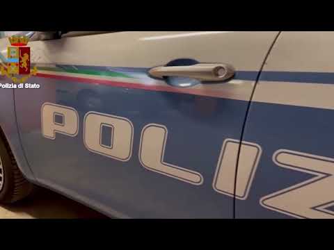 Vede la Polizia e nasconde 30 dosi dietro la panchina: arrestato