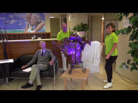 Il commovente gesto di Amedeo: dona la sua scultura alla Casa di Anna