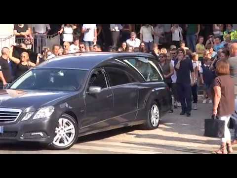 Vittime di Genova. A Capolona, addio a Carlos. Presenti anche i parenti di Stella.