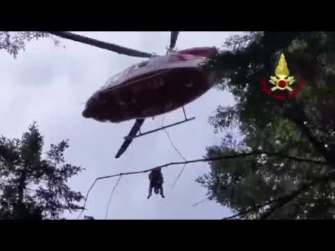 Vanno nel bosco e si perdono. Tre ultraottantenni salvate dall'elicottero dei VVFF di Arezzo
