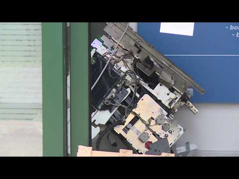 Fanno saltare il bancomat con una bomba, ma fuggono a mani vuote