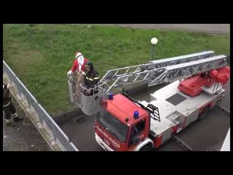 Il Babbo Natale dei vigili del fuoco in visita ai bambini della pediatria del San Donato