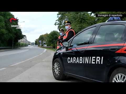 Sfonda la porta della chiesa per raggiungere il campanile: fermato e denunciato 