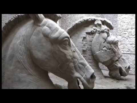 I cavalli di Aceves ad Arezzo: arriva la mostra “Lapidarium”