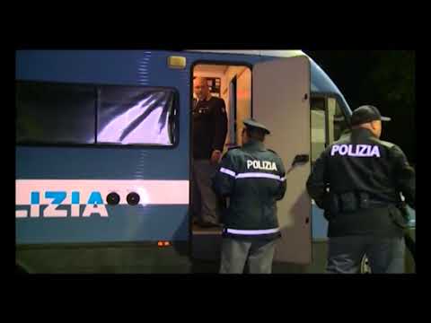 In viaggio con mezzo milione di euro: padre e figlio denunciati dalla polstrada