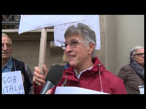 Crac Banca Etruria, nuova protesta degli azzerati. In aula parola alle difese