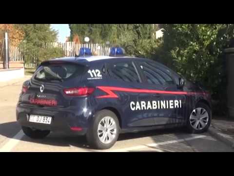 Aggredisce la compagna incinta davanti alla caserma: arrestato