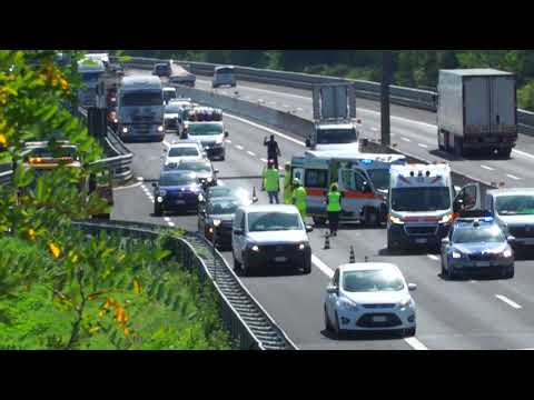 Schianto tra moto e furgone in A1, due feriti