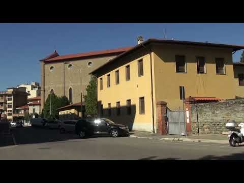 Arezzo, esce dal supermercato e le strappano via la borsa