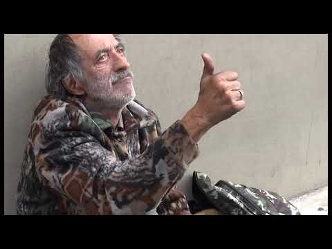 Quando la vita da clochard è una scelta, viaggio tra le vie della città