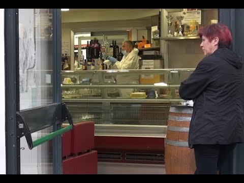 Assalto in via Romana, la rapina era finta: due denunce. Titolare nega