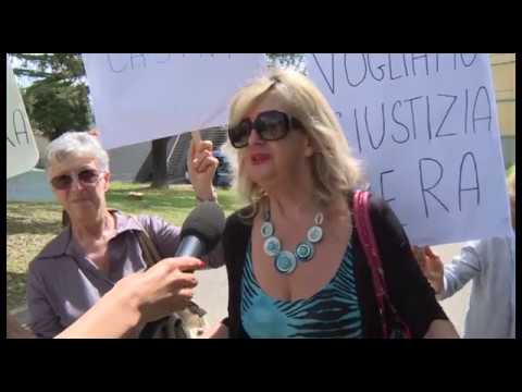 Bancarotta Etruria, protesta dei davanti al tribunale. In aula nuovamente l'ex dg Bronchi