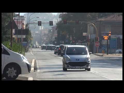 Flessioni tra le auto in via Fiorentina: folle gesto di alcuni giovanissimi